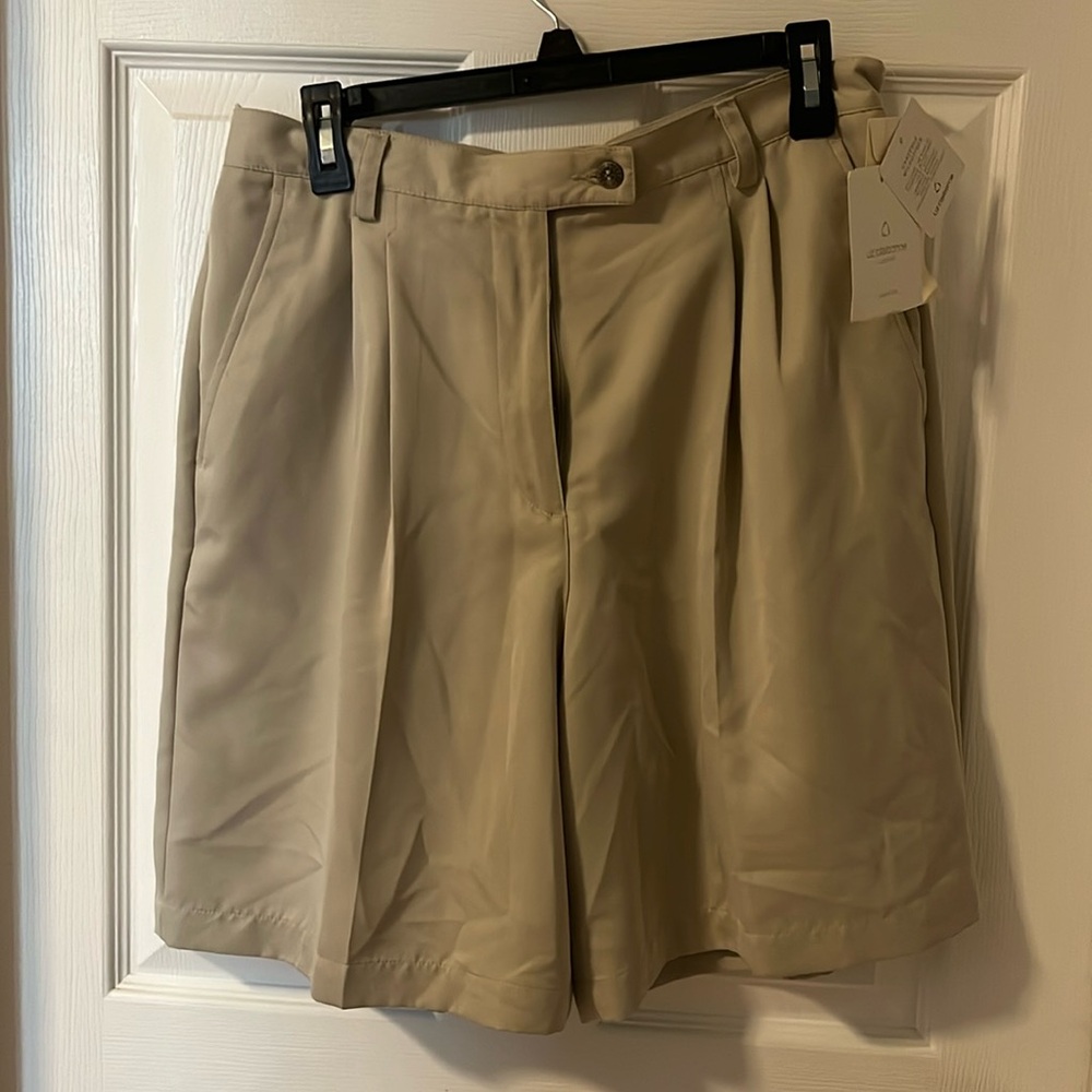 NWT Liz Claiborne tan sport shorts. Carefree microfiber. Size 14.